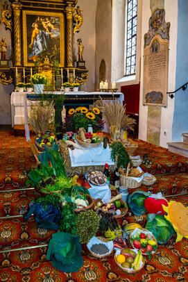 Thumbnail: _JA 24262 Erntedank in Hohenried, Erntedankaltar.jpg